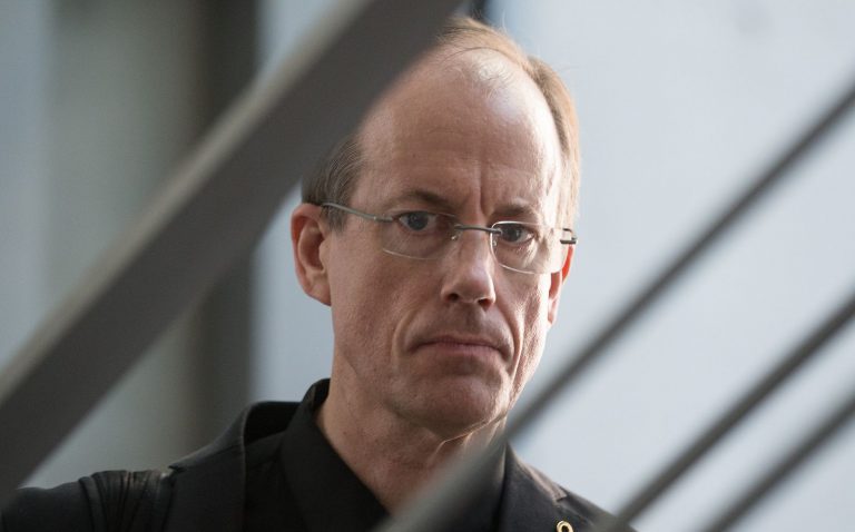 تامس دریک در اواخر دهه 1970 به خدمت نیروی هوایی ایالات متحده درآمد، نظارت هوایی بر اشتازی [سازمان اطلاعاتی آلمان شرقی] در ‏برلین شرقی را به او سپردند و تاکنون به کشورش خدمت کرده است. حتی یورش مأموران فدرال به خانه‌اش در پاییز 2007 نیز مانع از خدمت او نشد.